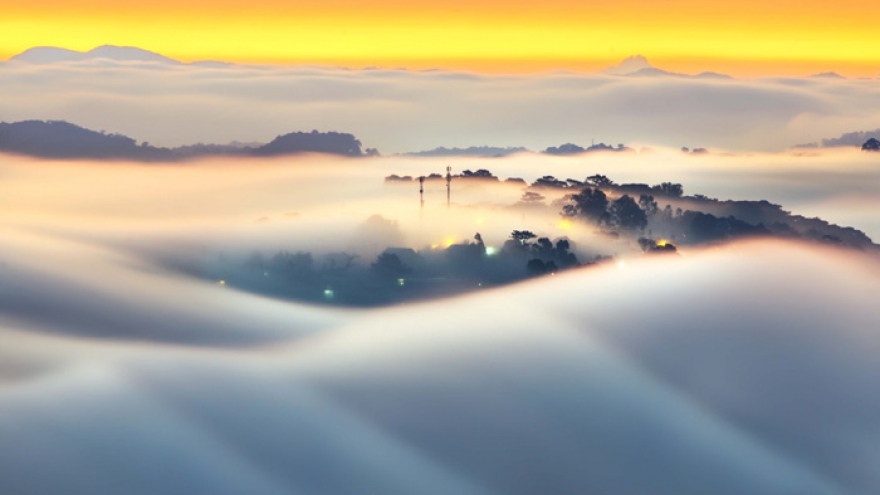 Romantic Da Lat hidden in magnificent morning clouds